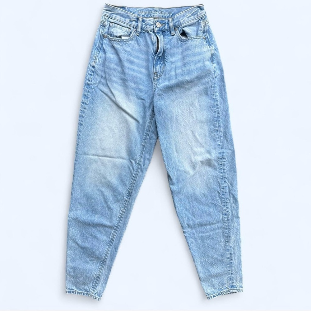 American Eagle Relaxed Mom Jean in Light Blue Wash Size 2 Long High Rise Tapered